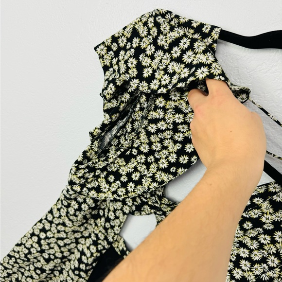 Free People Daisy Print Cutout Front Twist Flutter Sleeve Mini Dress w Open Back - Picture 9 of 9